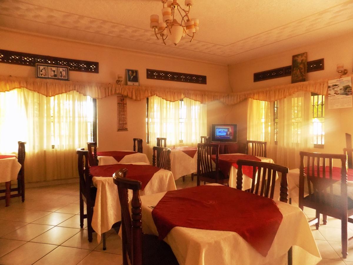 Rhino Motel Mbarara Екстер'єр фото